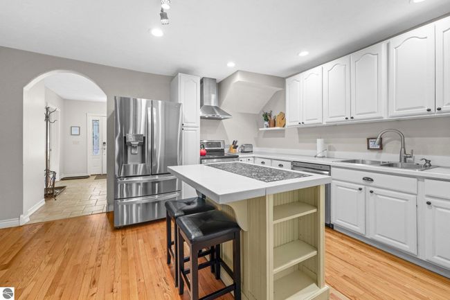 6836 Aarwood Trl Nw, House other with 4 bedrooms, 2 bathrooms and null parking in Rapid City MI | Image 6