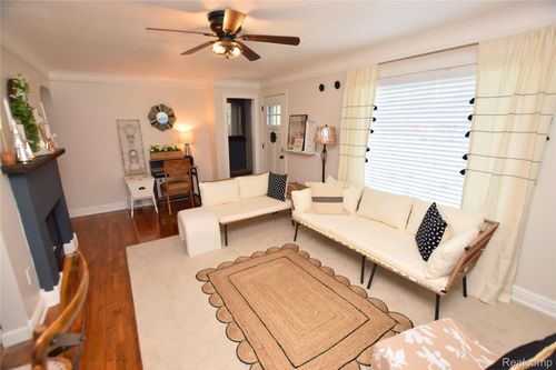 507 W Caroline St, Fenton, MI, 48430-2839 | Card Image