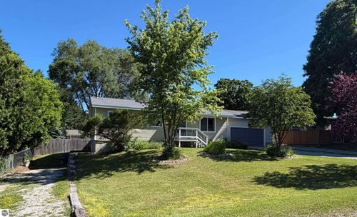 3122 Horseshoe Dr, Traverse City, MI, 49684-8904 | Card Image