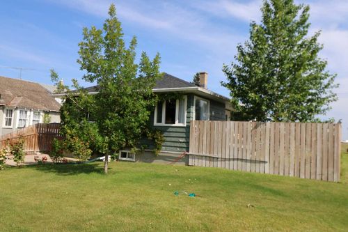 704 3 Ave, Vauxhall, AB, T0K2K0 | Card Image