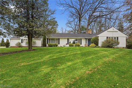 905 Mohawk Trl Sw, Hartville, OH, 44632-9422 | Card Image