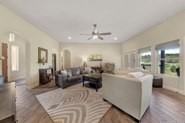 211 Comal Run, House other with 3 bedrooms, 4 bathrooms and null parking in Bulverde TX | Image 10