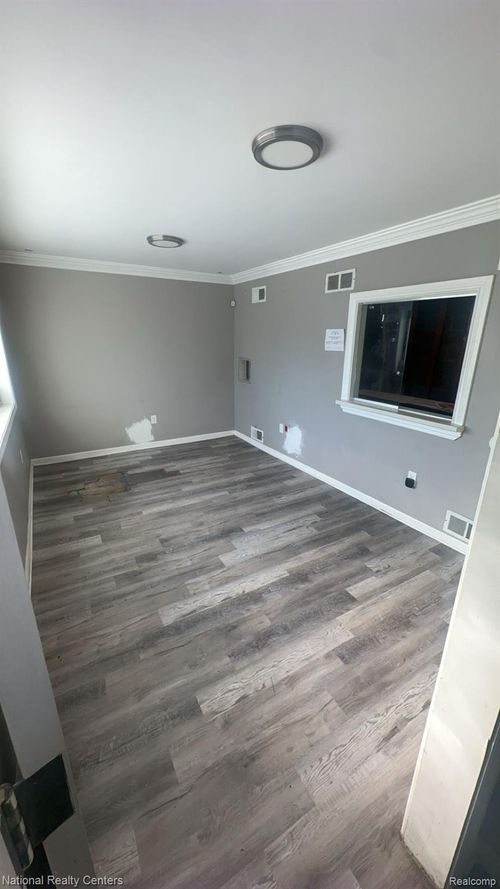 11101 Morang Dr, Detroit, MI, 48224-1702 | Card Image