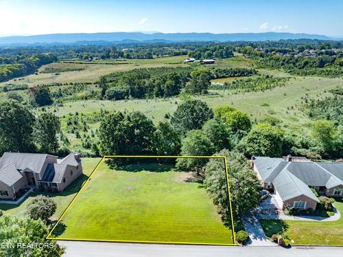820 Royal View Drive, Maryville, TN, 37801 | Card Image