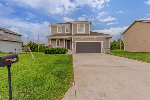 9806 E 219th Cir, Peculiar, MO, 64078-8533 | Card Image