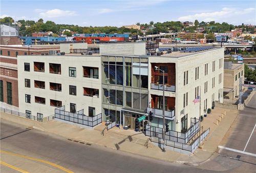 030-360 W Pershing Rd, Kansas City, MO, 64108-2411 | Card Image