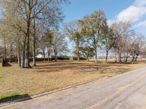 4 Westwood Dr, New Iberia, LA, 70563-3093 | Card Image