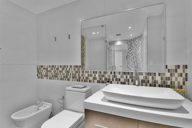 PHH - 9225 Collins Ave, Condo with 3 bedrooms, 3 bathrooms and null parking in Surfside FL | Image 28