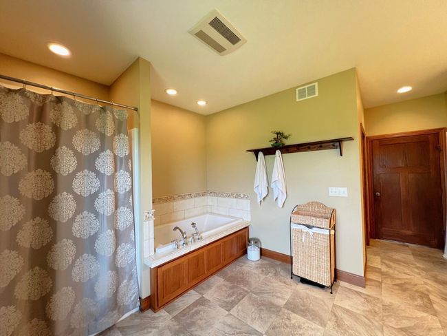 Separate Tub & Shower | Image 40