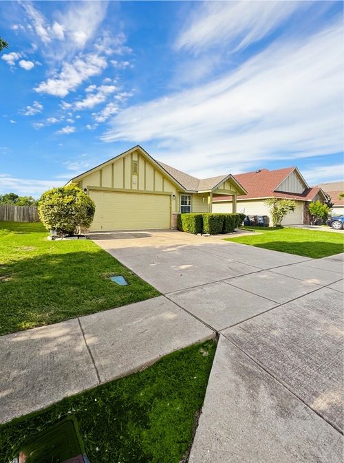 329 Wolf Mountain Ln, Fort Worth, TX, 76140-6580 | Card Image