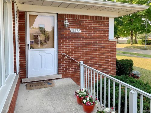 19928 Weyher St, Livonia, MI, 48152-2033 | Card Image
