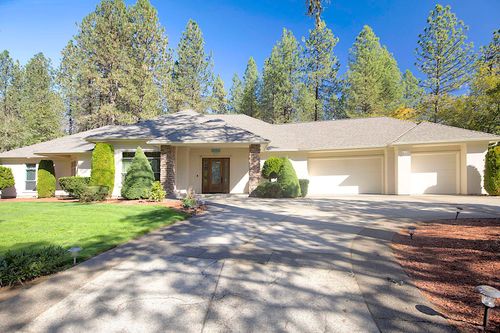 6995 Monument Dr, Grants Pass, OR, 97526-8516 | Card Image