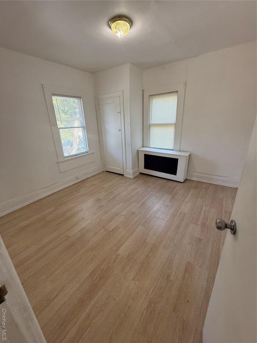 b-83 Park Ave, Babylon, NY, 11702-1705 | Card Image