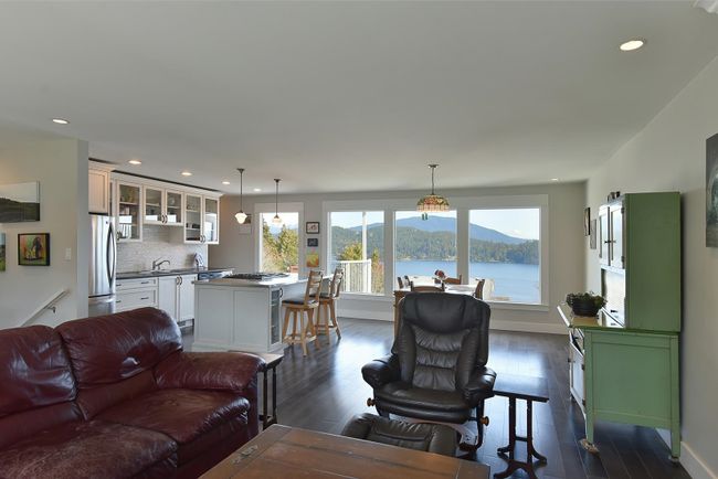 644 Gibsons Way, House other with 4 bedrooms, 4 bathrooms and null parking in Gibsons BC | Image 6