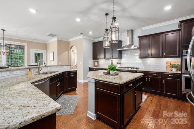 SS appliances, 5 burner gas cook tops and dual wall overns | Image 12