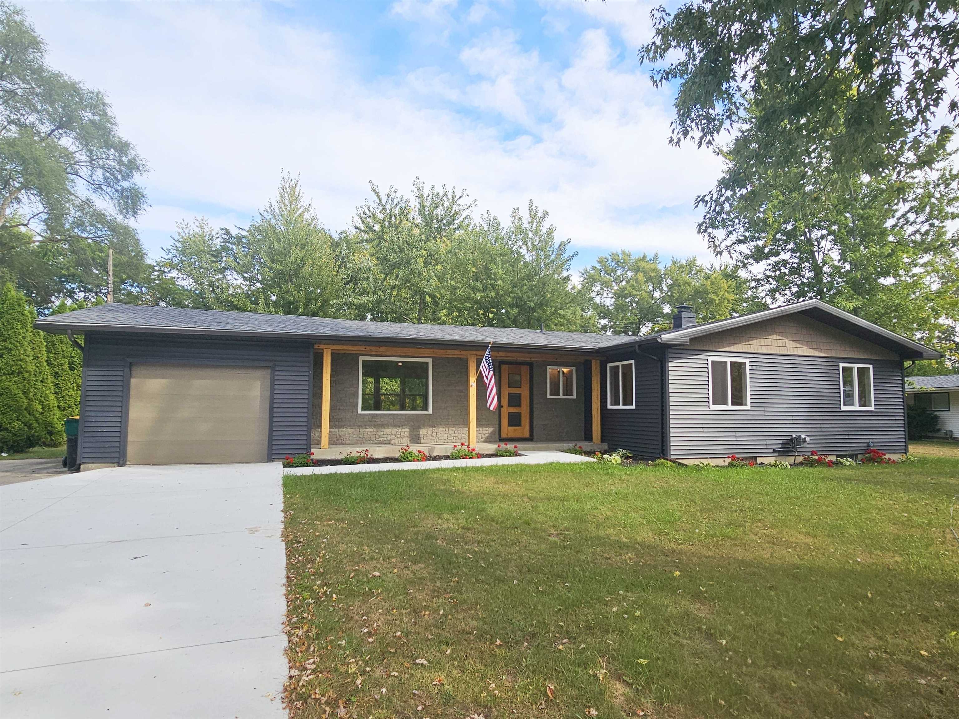 Lewis Dr, Bay City, MI 48706