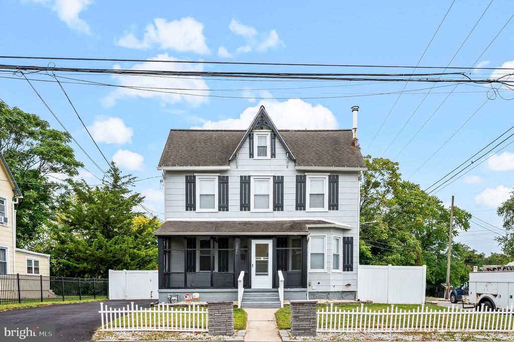 Woodland Ave, Sharon Hill, PA 19079