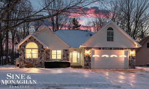 825 Joanwood Dr, Marysville, MI, 48040-2021 | Card Image