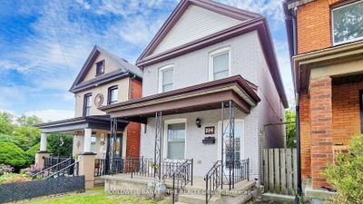 194 Simcoe St E, House other with 3 bedrooms, 2 bathrooms and null parking in Hamilton ON | Image 3