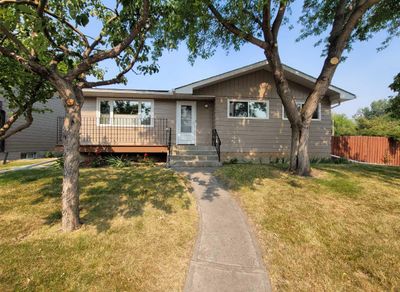 10216 Maplecreek Dr Se, House other with 3 bedrooms, 2 bathrooms and 1 parking in Calgary AB | Image 1