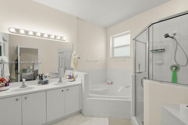 9346 Sw 221 St St, Townhouse with 3 bedrooms, 3 bathrooms and null parking in Cutler Bay FL | Image 14