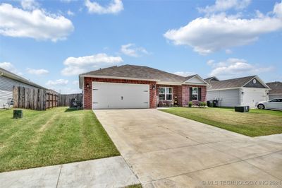 14229 N 73rd East Avenue, House other with 3 bedrooms, 2 bathrooms and null parking in Collinsville OK | Image 2