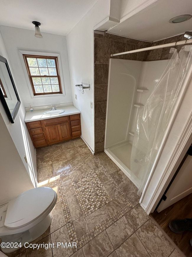 2nd Floor bathroom | Image 14