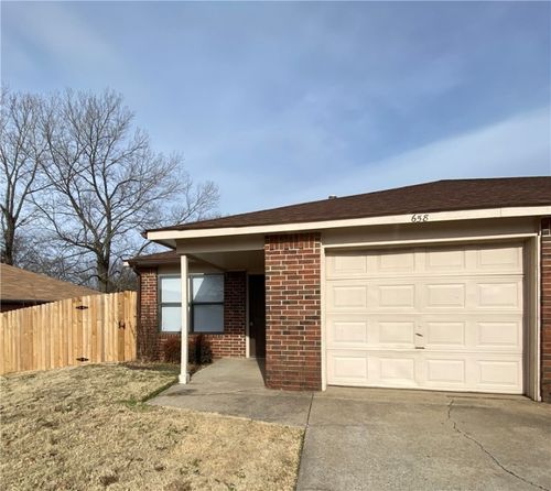 658 W Martha Dr, Fayetteville, AR, 72703-2565 | Card Image