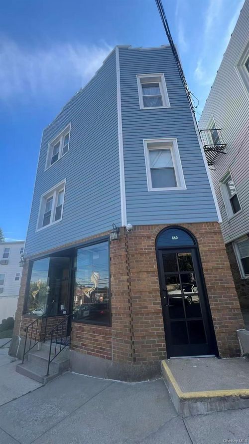 880 Midland Ave, Yonkers, NY, 10704-1198 | Card Image
