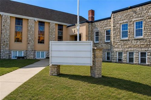 1800 S Northern Blvd, Independence, MO, 64052-3707 | Card Image