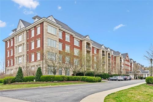 402-100 Vista Cir, O'Hara, PA, 15238 | Card Image