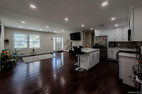 71 Penn St, Lake Grove, NY, 11755-3104 | Card Image