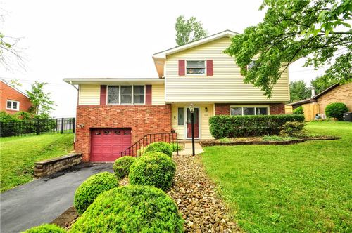 151 Greenlea Dr, Moon/Crescent Twp, PA, 15108 | Card Image