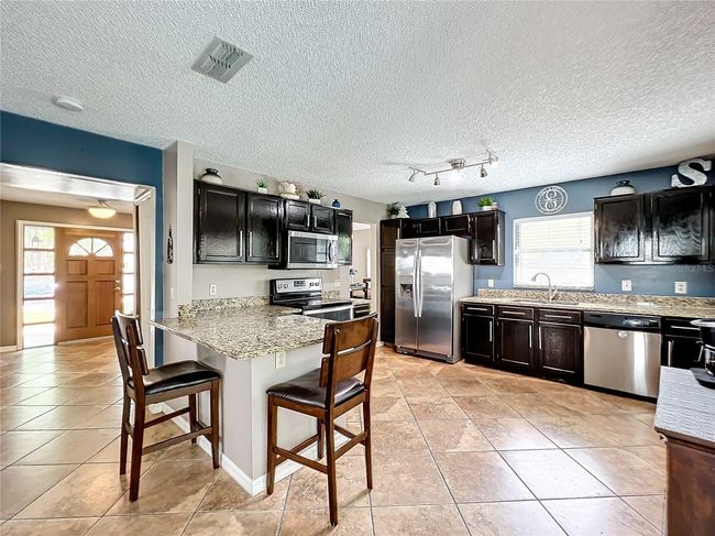 Eat-in Kitchen | Image 14