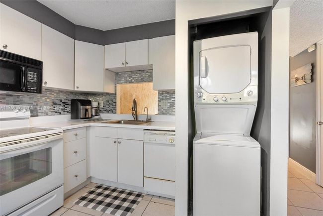 APT-33 - 3200 Nw 5 Th Ter, Townhouse with 2 bedrooms, 2 bathrooms and null parking in Pompano Beach FL | Image 11