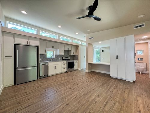 b-1111B S Ray Avenue, Fayetteville, AR, 72701 | Card Image