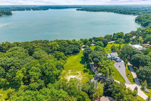 1 Earling Court, OCONOMOWOC LAKE, WI, 53066 | Card Image