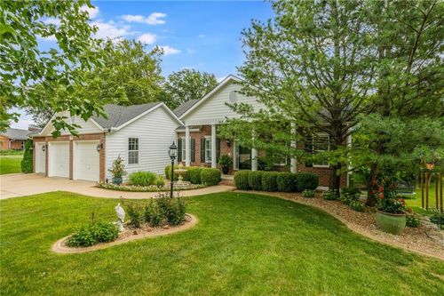 8211 Nw High Point Dr, Weatherby Lake, MO, 64152-1649 | Card Image