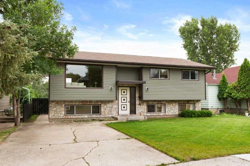 447 8 St Se, Medicine Hat, AB, T1A1L8 | Card Image