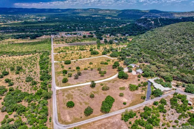 457 N Tomahawk Way, House other with 4 bedrooms, 3 bathrooms and null parking in Concan TX | Image 61