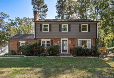 View of front facade featuring front yard | Image 2