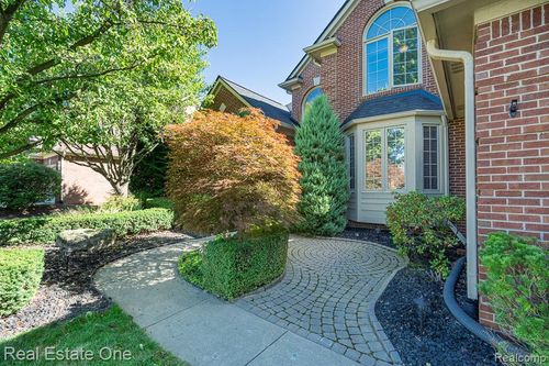 6615 Chatham Cir, Rochester Hills, MI, 48306-4383 | Card Image