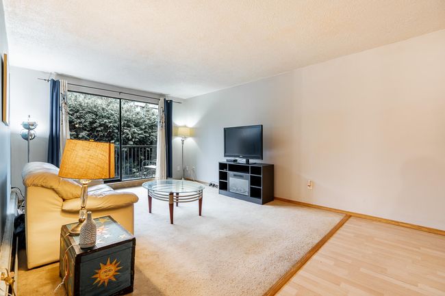207 - 310 E 3 Rd Street, Condo with 1 bedrooms, 1 bathrooms and 1 parking in North Vancouver BC | Image 2