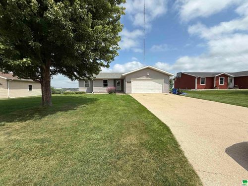 1136 13th St Ne, Sioux Center, IA, 51250-7524 | Card Image