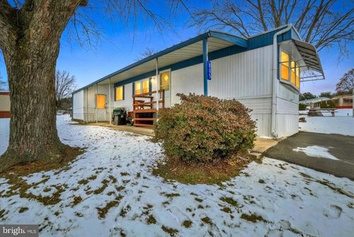 805 Lake Cir, Mount Wolf, PA, 17347-8713 | Card Image