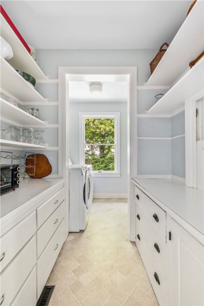 Pantry 1 and laundry | Image 11