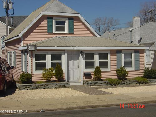 421 1st Ave, Manasquan, NJ, 08736-3914 | Card Image