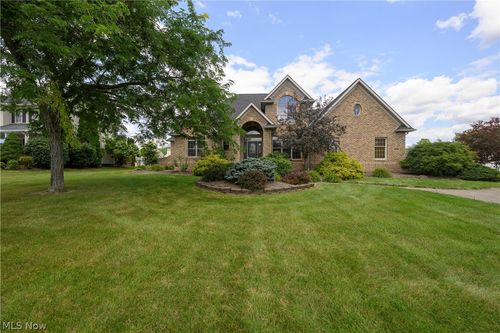 827 Mesa Verde Dr, Barberton, OH, 44203-8648 | Card Image