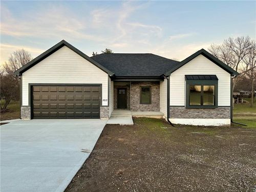 1613 Ash Ct, Ottawa, KS, 66067-3891 | Card Image