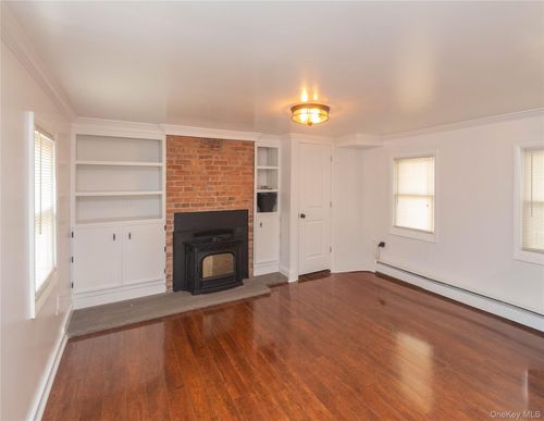 30 Tobins Ln, Highland Fls, NY, 10928-1928 | Card Image